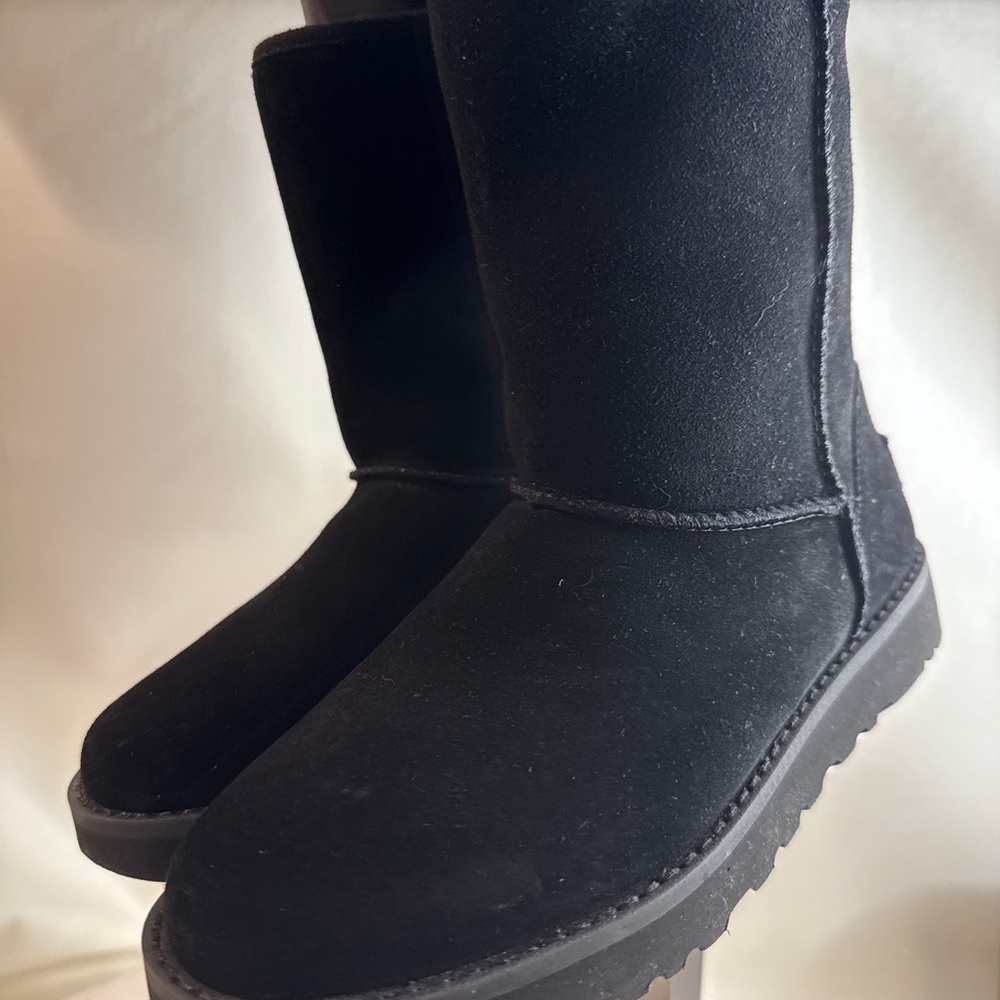 UGG® Classic Short Logo Boot Women’s size 5 New